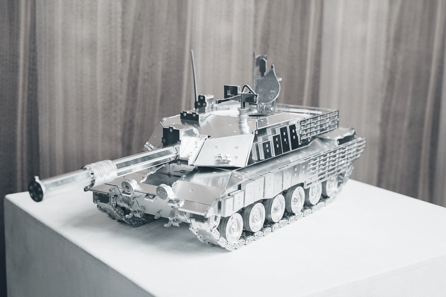 Challenger 2 — приклад корпоративного подарунку з гравіюванням